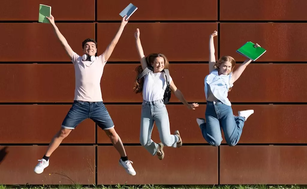 studenti che saltano felici